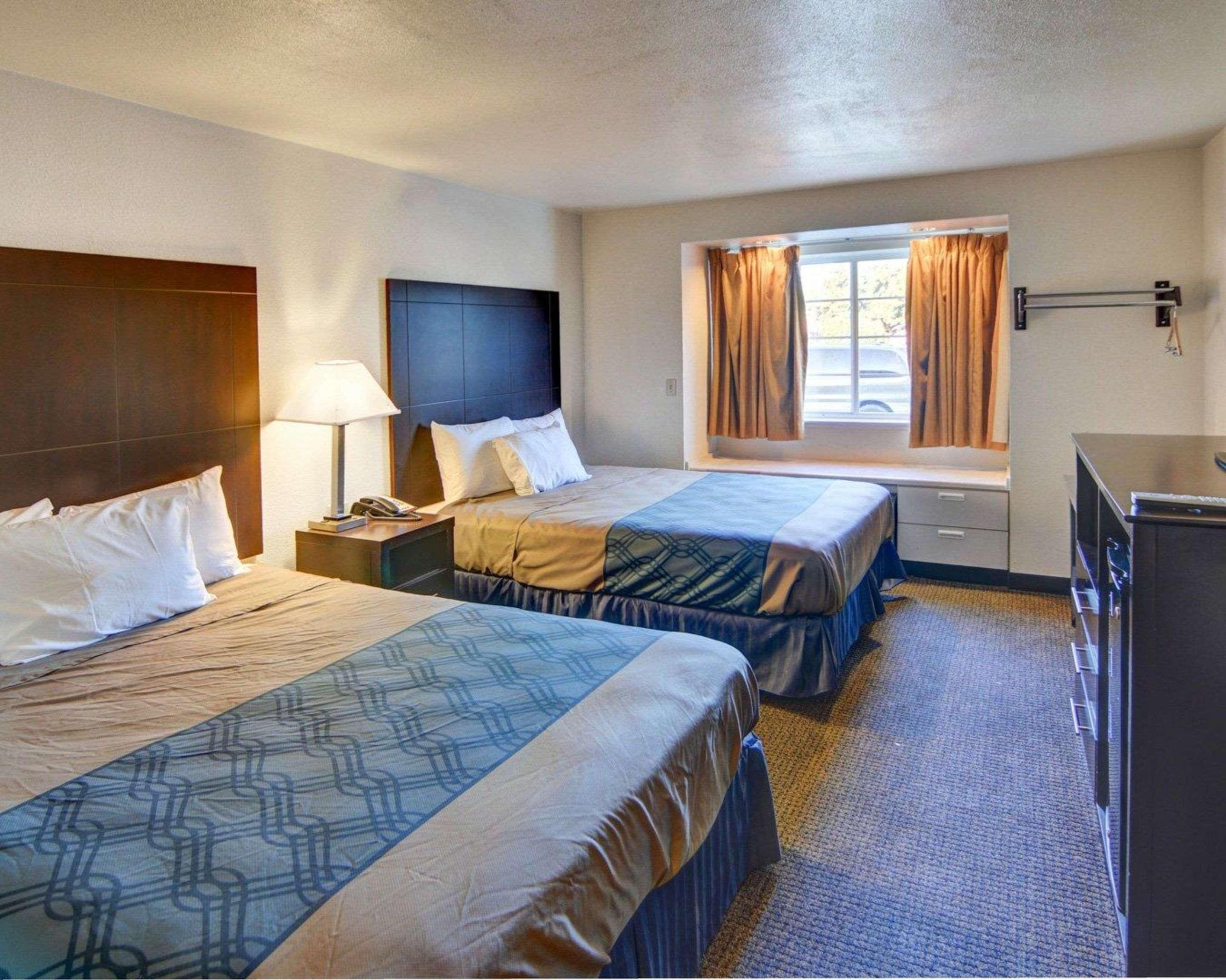Hotel Rodeway & I-35