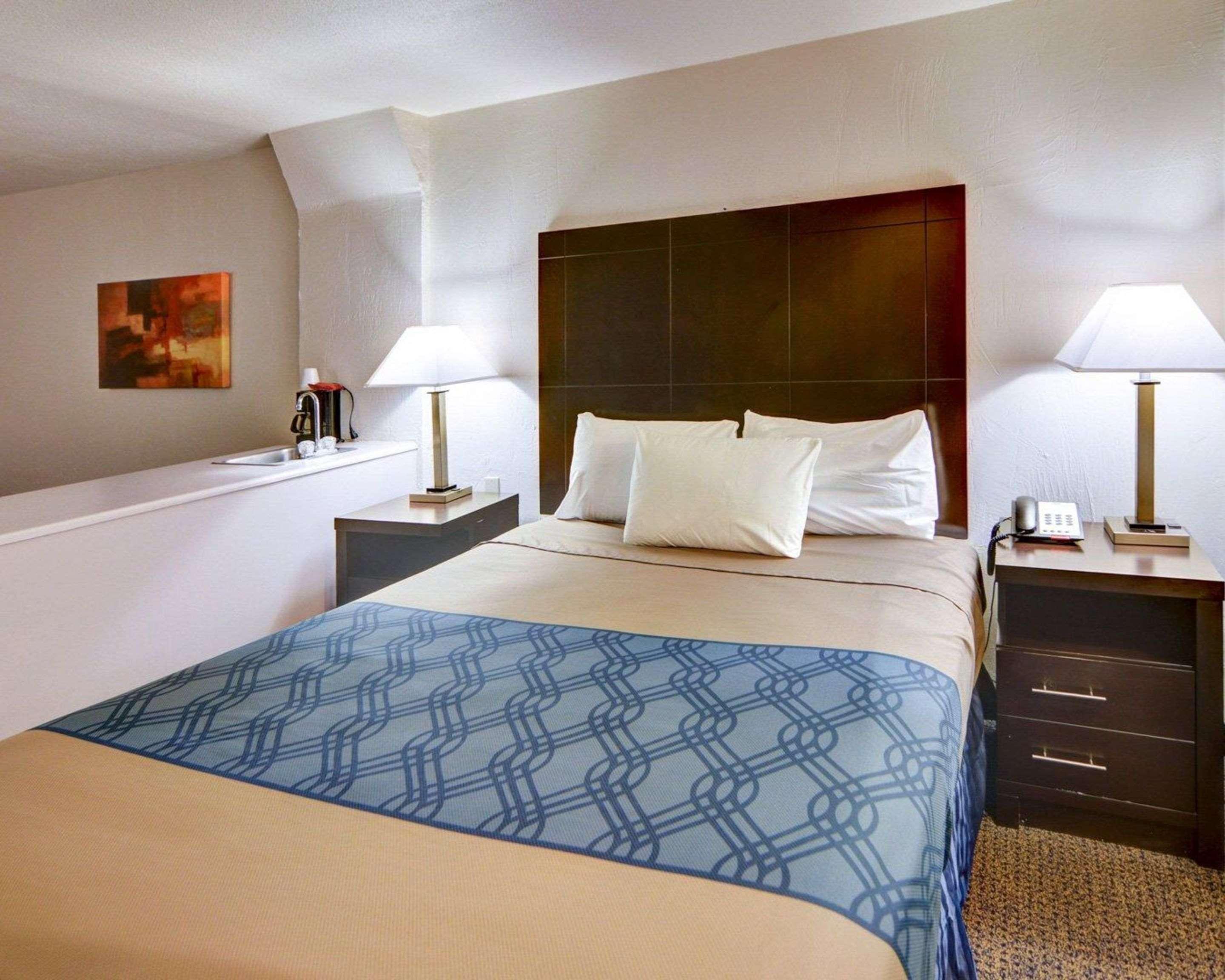 Hotel Rodeway & I-35