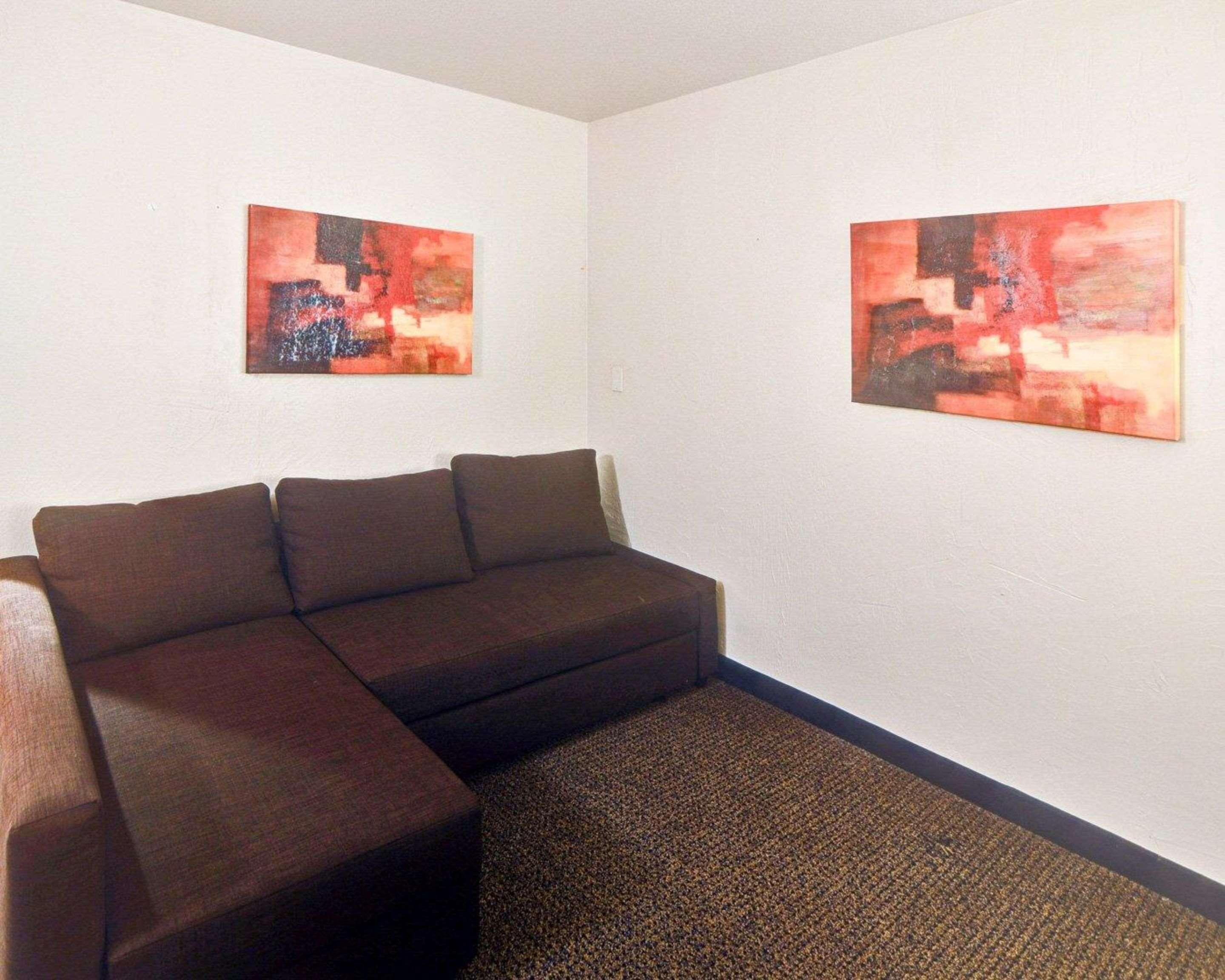 Rodeway & I-35 Hotel 2*